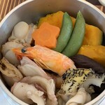 アニスキッチン - 海鮮釜飯（タコ・ツブ・エビ）・ウーロン茶
      ※1日5食限定、ドリンクサービス付き