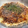 吉甲 - 肉玉そば(税込680円)
・袋入り蒸し中太麺
・カープソース(スパイシーで甘さ控えめ)
・焼き方:押さえない
・焼き上がりの形:まずまず綺麗な焼き上がり
・鉄板又はお皿で食べるのがスタンダード