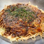 Kikkou - 肉玉そば(税込680円)
                ・袋入り蒸し中太麺
                ・カープソース(スパイシーで甘さ控えめ)
                ・焼き方:押さえない
                ・焼き上がりの形:まずまず綺麗な焼き上がり
                ・鉄板又はお皿で食べるのがスタンダード