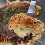 吉甲 - カープソースのスパイシーで甘さ控えめな味わい
            蒸し中太麺が豚バラ肉の脂でややカリッと揚げ焼きされていますし、キャベツの甘みをしっかりと感じます
            脂身の多い刻み豚バラ肉は溶けてしまいやや物足りない