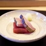 鮨 十兵衛 - めじまぐろ、皮目を炭焼きにした身とづけ