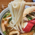 手打うどん春日井 - 海老天カレーうどんの麺リフト