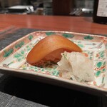 奈良屋町 青 - 自家製一年熟成のからすみと酔っ払い伊勢海老。お口直しのおかかしそ大根と共に