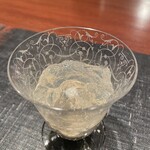 奈良屋町 青 - 唐津産いろは牡蠣と海洋深層水のジュレ、底に蕪のピューレ