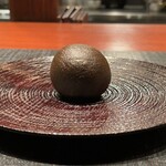 Narayamatiao - 黒饅頭　中にフォアグラ、豚足、トリュフ餡