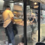 駿河屋 - 鰻を捌いている姿を見れます