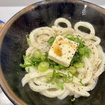 岡製麺所 - バター醤油うどん1玉380円。だし醤油と胡椒はセルフ。麺は太め、コシ強め、美味しい一杯でした。