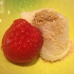 木古里 - デザートはいちごとわらび餅。ただし、餅にはラム酒の餡と、振りかけている粉はなんと柿の種！