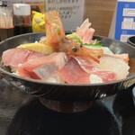 Sushiya Noda - 日替わり海鮮丼　950円(税込)　※横からも
