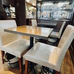 ブーランジェリー&カフェ マンマーノ - イートインの2人用テーブル席