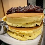 梅香堂 - 小倉ホットケーキ。この厚みとあん、さらにシロップ