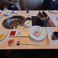 飛騨牛一頭家 馬喰一代 長良本家 - テーブルセットアップ状況
                
                ●プレミアム馬喰ランチ　3,850円
                
                が予約されていて、既にこの状態となっていた