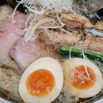 ブリキの木こり - “特製にんにく醤油”、“スープ”には“背脂”が結構浮いており、トッピングは、２種類の“チャーシュー”、“味玉”、“海苔”は３枚、“穂先メンマ”、“小松菜”、“白髪ネギ”等です。