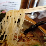 ブリキの木こり - “麺”は黄色みのある、軽く縮れた“熟成中細麺”です。