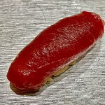 鮨 真菜 - 大間の黒鮪赤身　寝かせて美味しくが基本