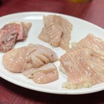 焼肉幸泉 - ホルモン盛り合わせ