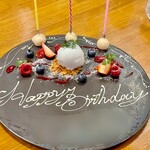 渡辺料理店 - 突如電気が消えてHappy Birthdayを歌ってもらいプレート登場　またお祝いしたら後で怒られましたｗ