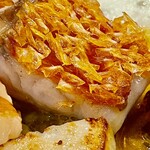 渡辺料理店 - 鱗が立ってパリパリ　帆立も海老もプリプリです