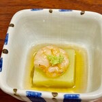 吉仙 - お通しは小海老と蕎麦豆腐の炊き合わせ　こういうのが良いんだよね