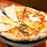 ピッツェリア マリノ - 各テーブルに置かれた鉄板上でピザを温め直す