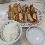 餃子の王将 - 餃子2人前（638円）とライス小（165円）