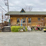 カフェテラスロッジ - 駐車場が数台用意されていますが、いつも一杯！