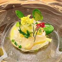 銀座 大石 - ヒラメ
                    薬草系のお酒を煮詰めて甘みと香り
                    温州みかんも一緒に煮詰め
                    
                    ハマグリのお出汁をぐーっと煮詰めて塩味
                    
                    水晶文旦
                    大葉とエゴマ