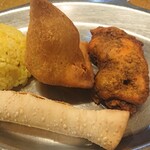Indo Kare No Mise Aru Thi - Cセット 1650円位 左上からターメリックライス サモサ タンドリーチキン サモサは豆とじゃがいもを皮で包み揚げており インドのコロッケ