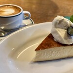 カフェ ビブリオティック ハロー! - カフェマキアート ¥550 + バスクチーズケーキ ¥700