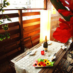 シェルタートーキョー - テラス席もご用意。喧騒を離れ開放的なリゾート空間をお楽しみいただけます。