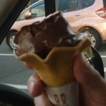 来島海峡サービスエリア フードコート - 友人の食べるソフトクリームチョコレート（食べかけです）