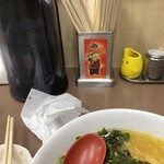 Kara Ko Ramen - お箸立てにはからこラーメンのキャラクターが。