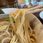 ラハメン ヤマン - 麺はツルツルで香り高いもの