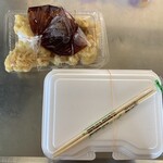 天領屋 - 持ち帰り　下：焼きそば７００円（容器代４０円プラス）　上：とり天（８個）６３０円（容器代無料）