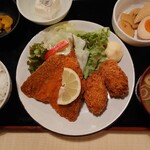 トラノコ - アジフライ & カキフライ 定食、890円。