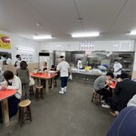 元祖長浜屋 - 店内（カウンターから見る厨房は圧巻です）