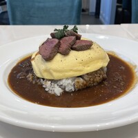 神戸牛洋食アモナ - 神戸牛ステーキ スフレオムライス（側面）