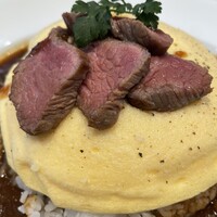 神戸牛洋食アモナ - 神戸牛ステーキ スフレオムライス（アップ）