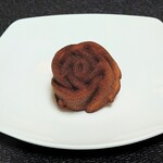 季節のケーキとお菓子 菓子工房 理香 - 薔薇の花のマドレーヌ。底の模様がお店のマークになっている。