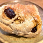 METRO MARKET - イチジクとくるみパン（裏下側にドライフルーツが沈んでますが味はうまい）