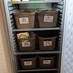 Gimbras by Oleg - Leevin Guesthouseの共用冷蔵庫　自分の部屋番号のカゴが使える