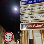 Gimbras by Oleg - 右の黄色い建物がLeevin Guesthouse