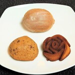 季節のケーキとお菓子 菓子工房 理香 - 左：マロンケーキ、中央：レモンケーキ、右：薔薇の花のフィナンシェ。フィナンシェの底もお店のマークになっている。