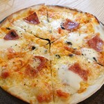 アイビーガーデンカフェ - 料理写真:4種のチーズピザ500円
