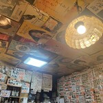 Chiyuu Hachi - メニューポスターで埋め尽くされた店内