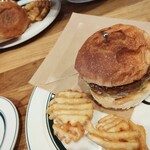 CRUZ BURGERS & CRAFT BEERS - 