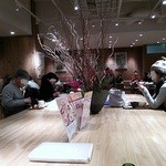 Cafe&Meal MUJI - 店内中央の木の大テーブル。