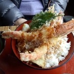 活魚問屋 海寶 - えび天丼（950円）限定１０食の大きな海老は見た目に圧倒されます