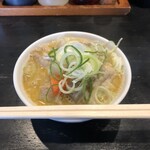 自家製麺 名無し - もつ煮（小）、300円。