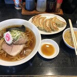 自家製麺 名無し - 正油ラーメン、焼餃子、もつ煮（小）。もつ煮は、既に手をつけています。